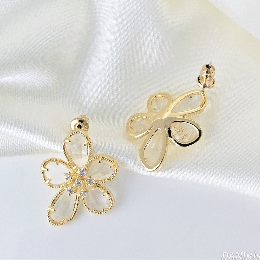 14K Gold CZ Diamond Flower Stud Statement Earrings - Picture 4 of 9